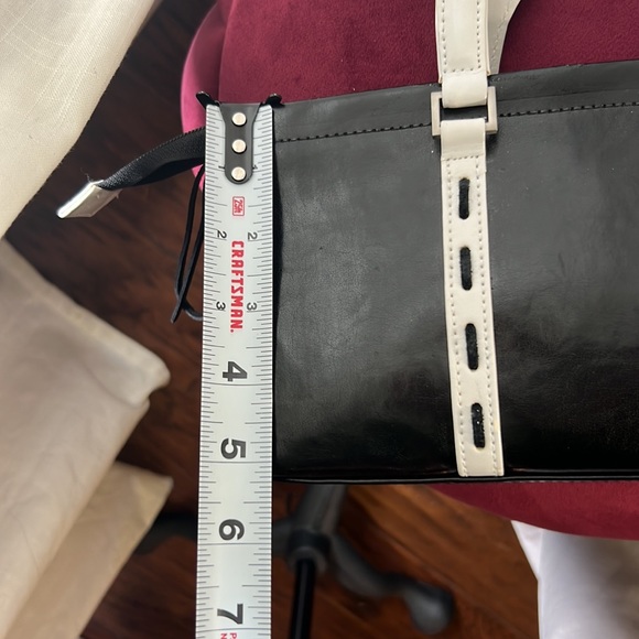 Black & White handheld purse white handles zipper closure 12” x 4” x 5” handbag - Picture 11 of 12